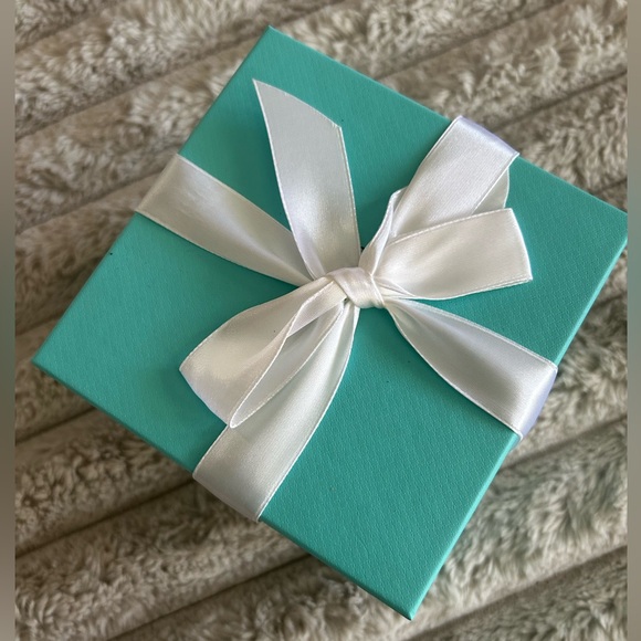 Tiffany gift box w/ bow - Picture 2 of 3